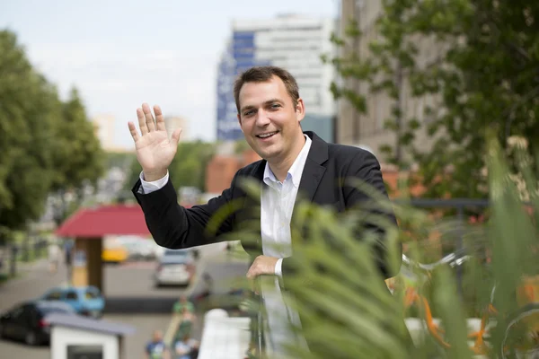 Porträt eines jungen Geschäftsmannes im dunklen Anzug und weißem Hemd — Stockfoto