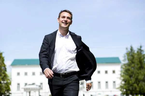 Портрет молодого бізнесмена в темному костюмі і білій сорочці — стокове фото