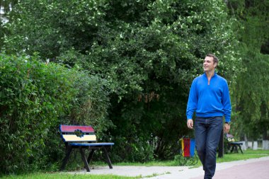 Yaz Park'ta yürüyordunuz rahat genç adam 