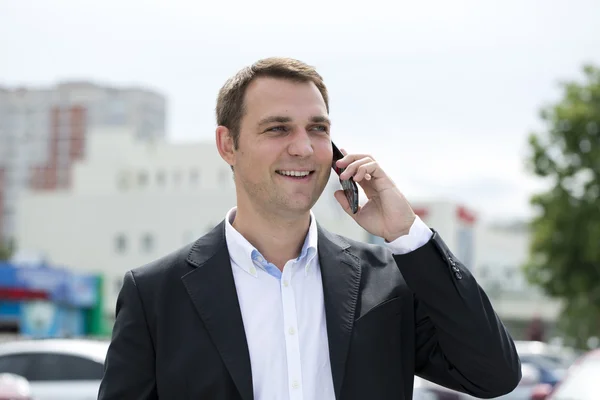 Porträt eines jungen Geschäftsmannes im dunklen Anzug und weißem Hemd — Stockfoto