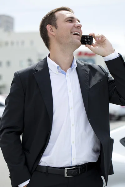 Jovem homem profissional urbano falando no smartphone — Fotografia de Stock