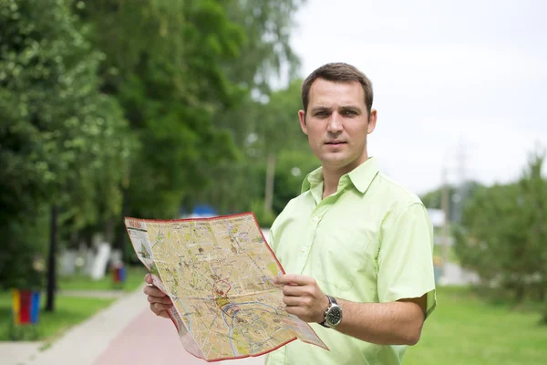 Junge männliche Touristin verloren und sich umgesehen — Stockfoto