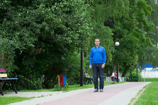 Mannelijke mannequin wandelen in de straat — Stockfoto