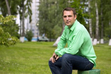 Genç yakışıklı yaz zemin üzerine Yeşil gömlekli 