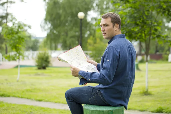 Junge männliche Touristin verloren und sich umgesehen — Stockfoto