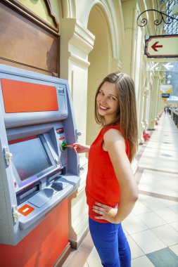 genç kadın atm de kredi kartından para çekme 