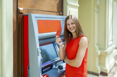 genç kadın atm de kredi kartından para çekme 