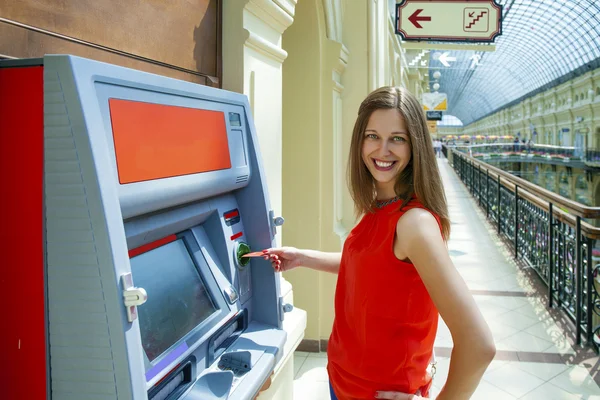 Junge Frau hebt am Geldautomaten Geld von Kreditkarte ab — Stockfoto