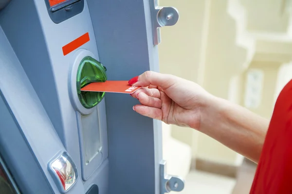 Take cash from the ATM — Stock Photo, Image