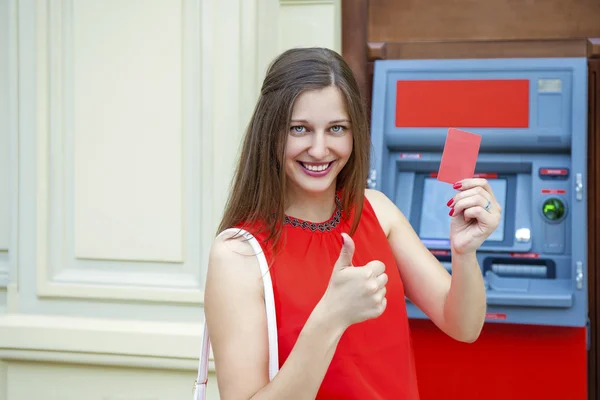 Young woman withdrawing money from credit card at ATM — Stock Photo, Image