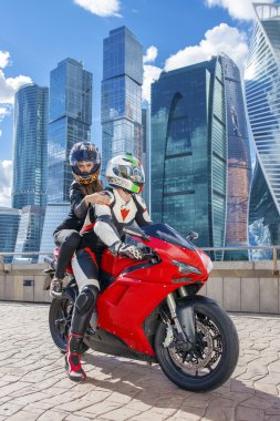 İki motosiklet spor bisiklet ile bir takım elbise içinde 