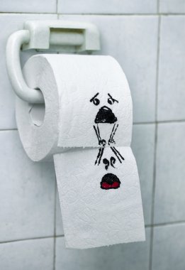 Komik suratlar rulo tuvalet kağıdı ve keçeli kalem çizilmiş