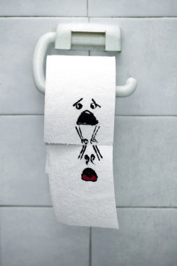 Komik suratlar rulo tuvalet kağıdı ve keçeli kalem çizilmiş