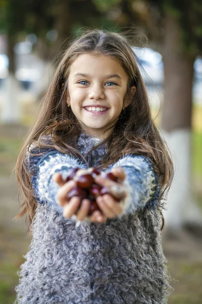 Hermosa niña en el parque de otoño — Foto de Stock