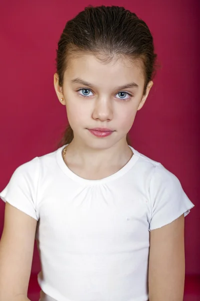 Retrato de una encantadora niña morena mirando a la cámara — Foto de Stock