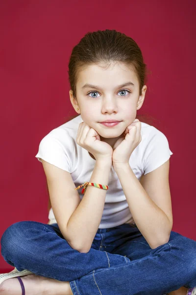 Porträt eines charmanten brünetten kleinen Mädchens, das in die Kamera blickt — Stockfoto
