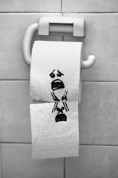 Roll of toilet paper and felt tip pen drawn funny faces — Stock Photo, Image