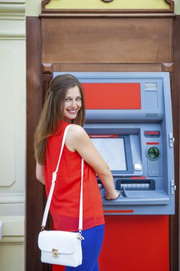 genç kadın atm de kredi kartından para çekme 