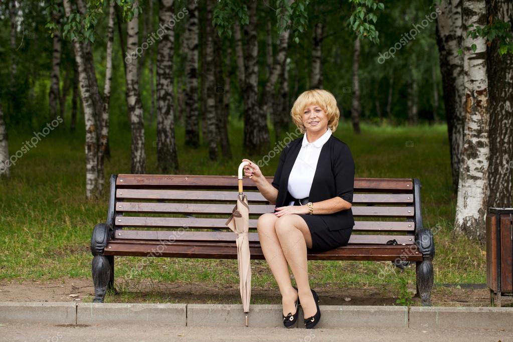 случайные люди на улице. женщина курит на лавочке. пожилая женщина на лавочке. узбекские женщины на улице. старая дает на улице.