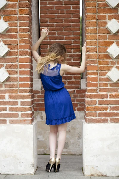 Piękna młoda kobieta blondynka w niebieska sukienka — Zdjęcie stockowe