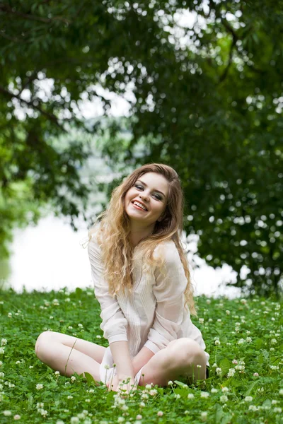 Jovem loira no prado verde — Fotografia de Stock