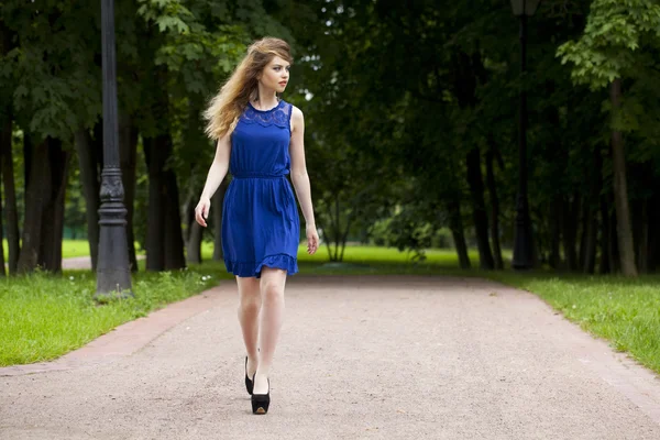 Vacker ung blond kvinna i blå klänning — Stockfoto