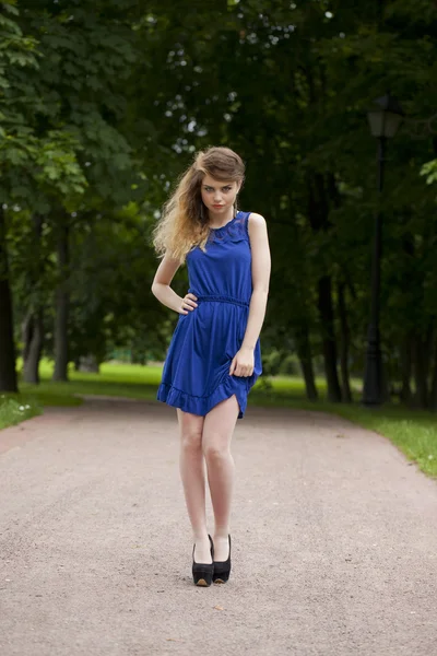 Belle jeune femme blonde en robe bleue — Photo