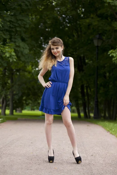 Mooie jonge blonde vrouw in blauwe jurk — Stockfoto