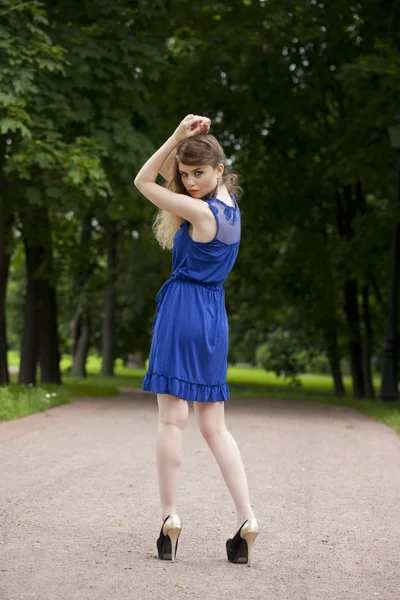 Schöne junge blonde Frau im blauen Kleid — Stockfoto