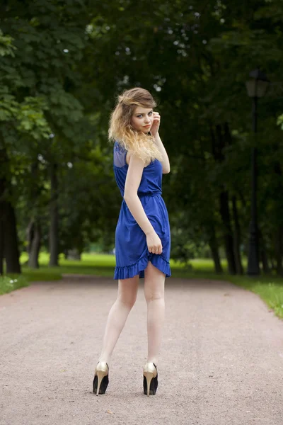 Mulher loira jovem bonita em vestido azul — Fotografia de Stock