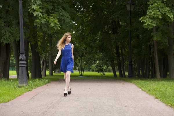 Schöne junge blonde Frau im blauen Kleid — Stockfoto