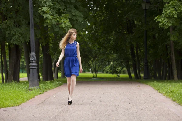 Mulher loira jovem bonita em vestido azul — Fotografia de Stock