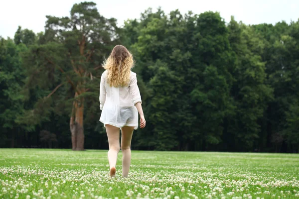 Genç güzel sarışın kadın walking away — Stok fotoğraf