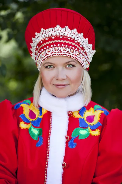 Jonge vrouw is gekleed in de Russische nationale jurk in zomer p — Stockfoto