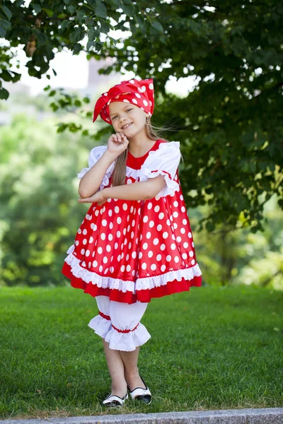 Retrato de uma menina encantadora olhando para a câmera — Fotografia de Stock