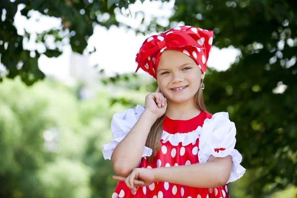 Portret van een charmant klein meisje camera kijken — Stockfoto