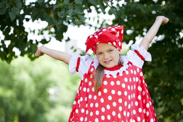 Ritratto di una bambina affascinante che guarda la macchina fotografica — Foto Stock