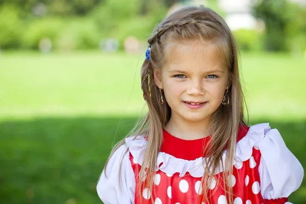 Porträt eines charmanten kleinen Mädchens, das in die Kamera blickt — Stockfoto