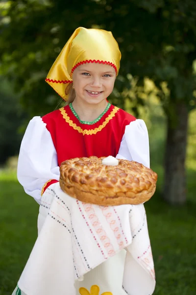 Liten flicka är klädd i den ryska nationella klänningen i sommar p — Stockfoto