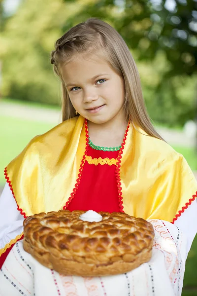 छोटी लड़की गर्मियों में रूसी राष्ट्रीय पोशाक पहनी है — स्टॉक फ़ोटो, इमेज