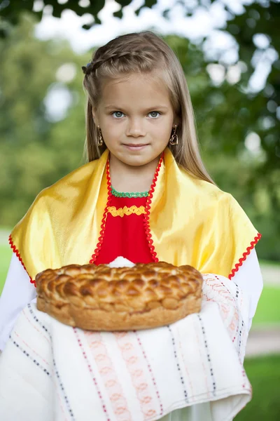 Κοριτσάκι είναι ντυμένοι με το ρωσικό εθνικό φόρεμα στο καλοκαίρι p — Φωτογραφία Αρχείου