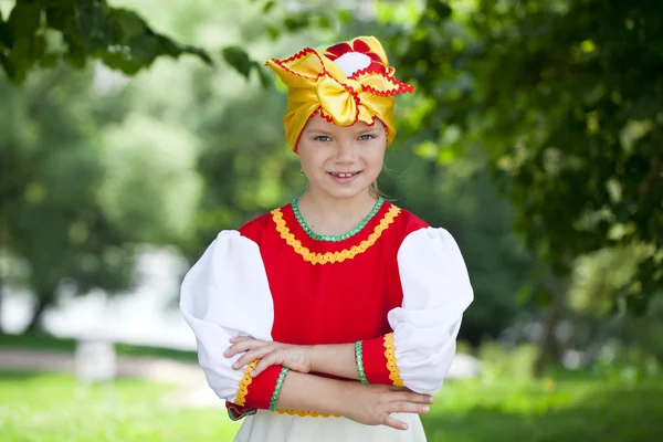 Bambina è vestita con il vestito nazionale russo in estate p — Foto Stock