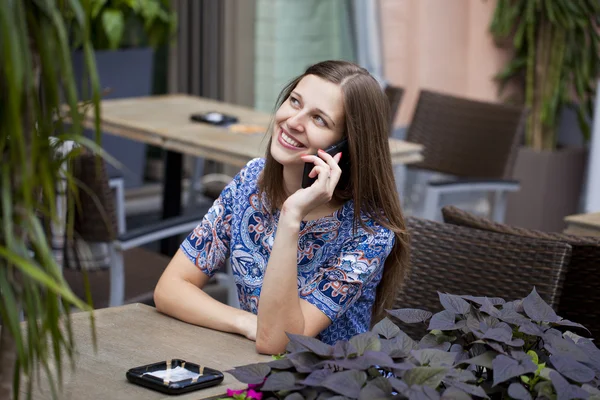 Feliz bela morena mulher chamando por telefone — Fotografia de Stock