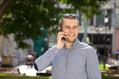 mutlu adamlar telefon ederken