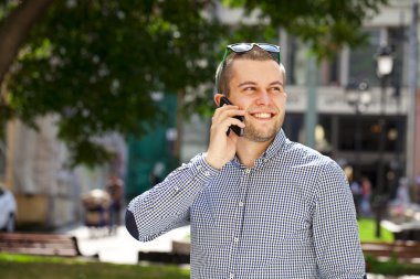 mutlu adamlar telefon ederken