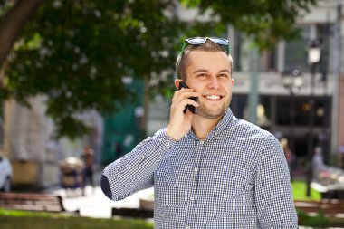 mutlu adamlar telefon ederken