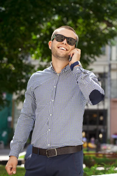 Glada unga män ringer via telefon — Stockfoto