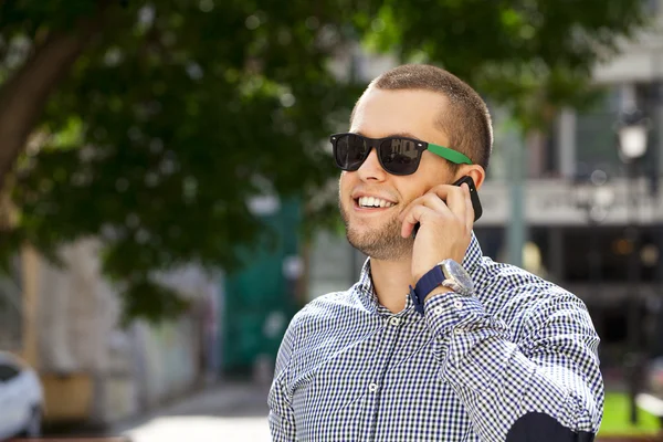 Gelukkig jonge mannen vragen per telefoon — Stockfoto