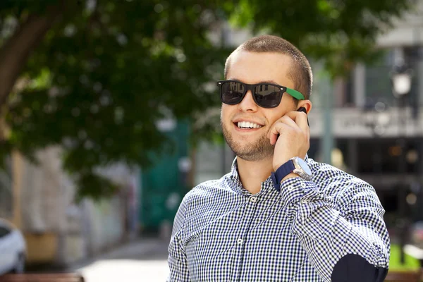 Gelukkig jonge mannen vragen per telefoon — Stockfoto