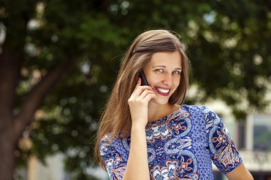 telefon ederken mutlu güzel kız 